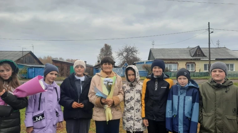 ПОЗДРАВЛЕНИЕ ВЕТЕРАНОВ ПЕДАГОГИЧЕСКОГО ТРУДА.